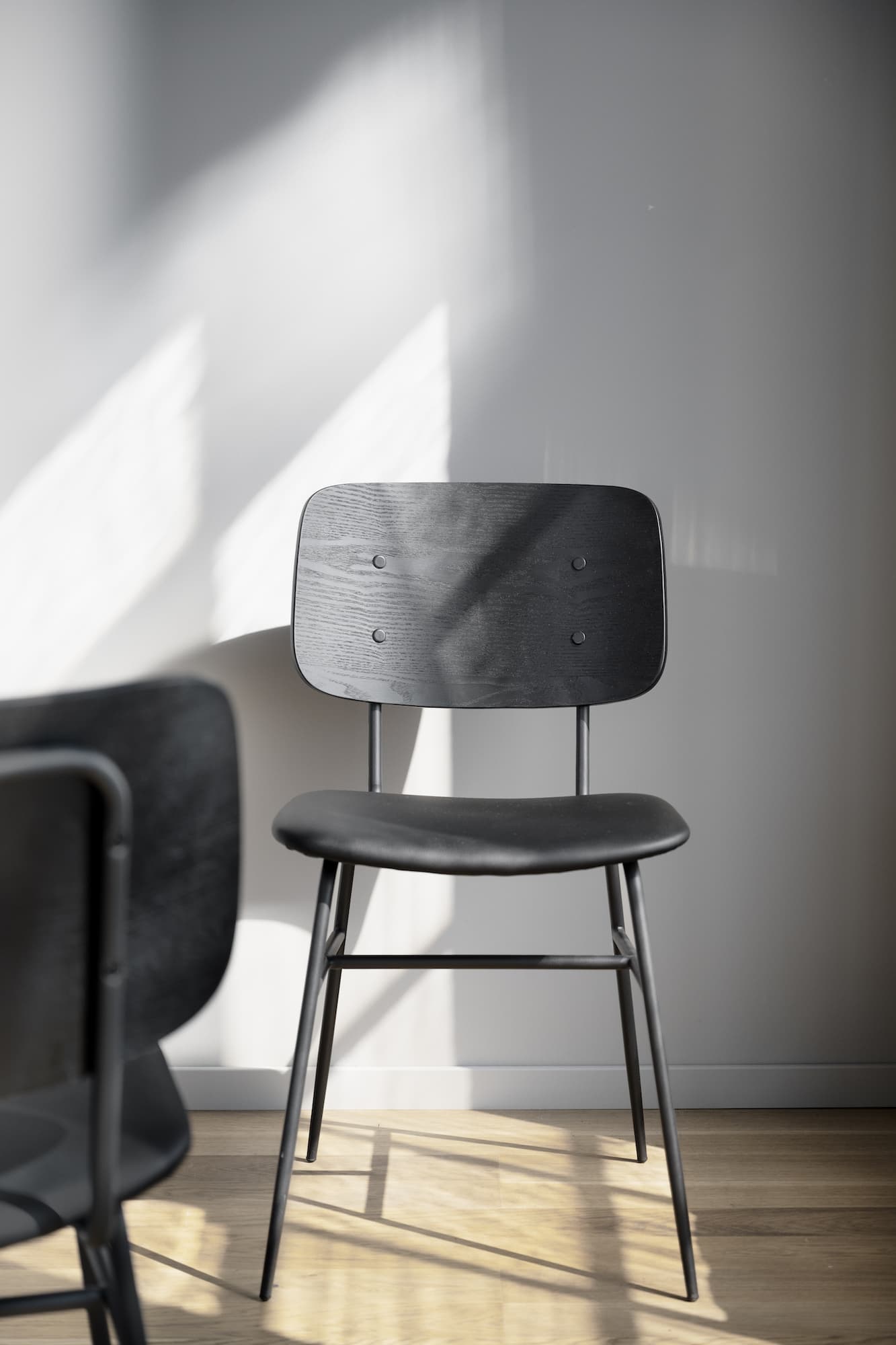 Brent Matstol Konstläder Svart